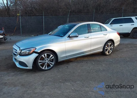 2016 Mercedes-Benz C 300 4Matic z USA, uszkodzony, nr VIN 55SWF4KB3GU176758